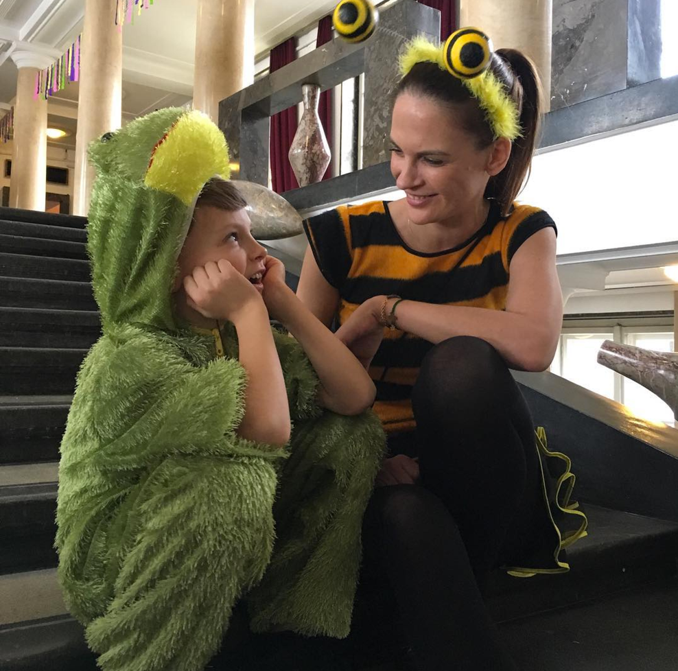 Maja Bulc se je spremenila v čebelico Majo, sin Aleksander pa je postal žabec.