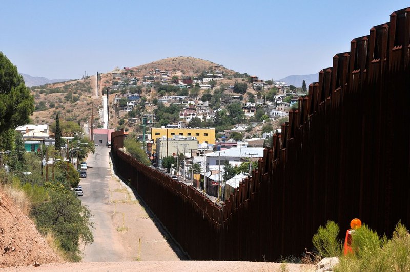 Mehiški politik Braulio Guerra splezal na zid in tvitnil Donaldu Trumpu! (foto: profimedia)