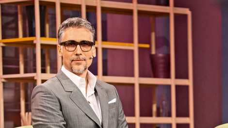 Jan Plestenjak  v novi podobi: Očala, brada in brki pa je še vedno privlačen