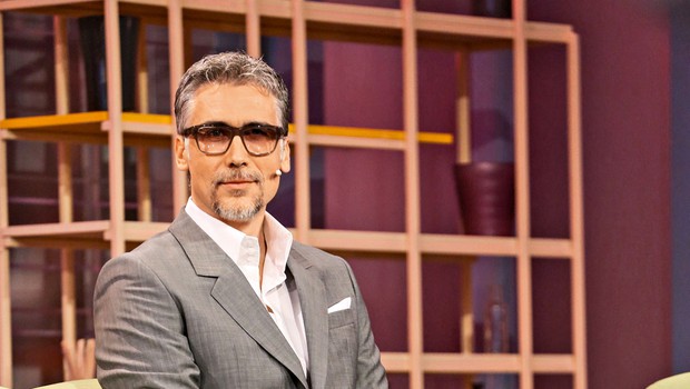 Jan Plestenjak  v novi podobi: Očala, brada in brki pa je še vedno privlačen (foto: Žiga Culiberg)
