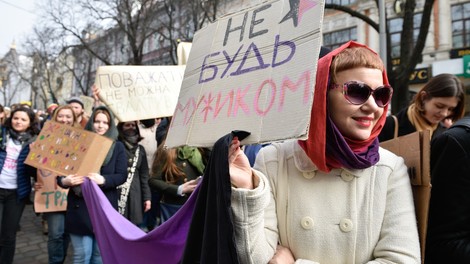 Zaradi protesta pred Kremljem priprli skupino feministk