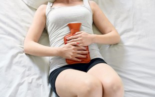 Kako omiliti bolečine med menstruacijo?
