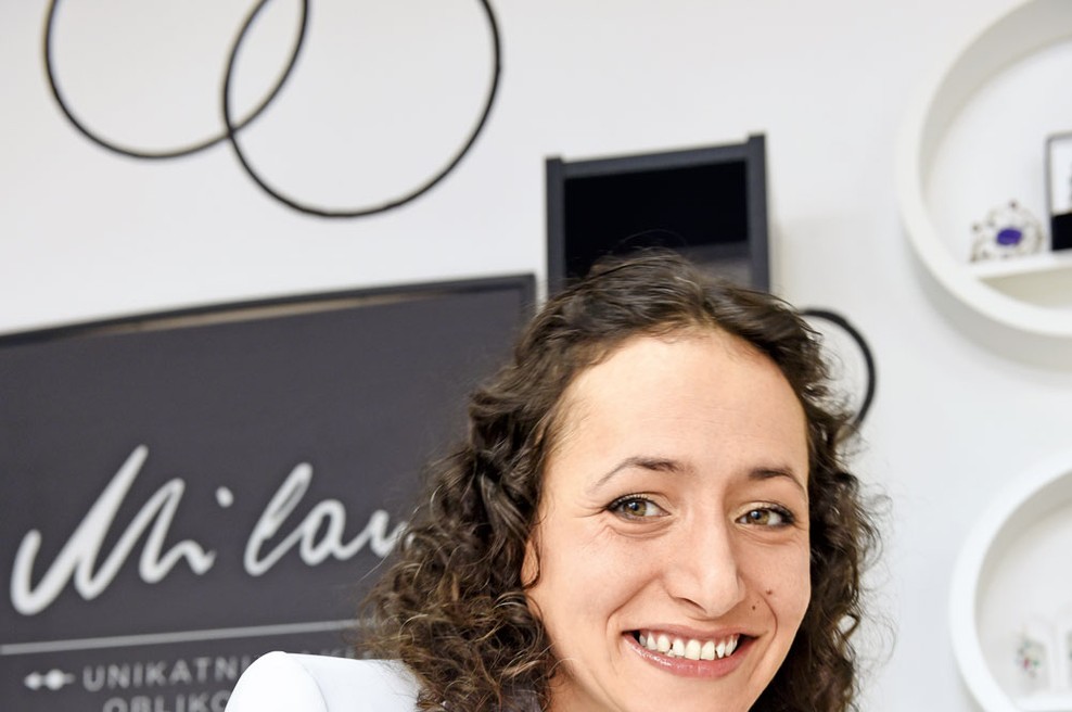 Oblikovalka nakita Sintya Milani z lastno trgovino (foto: Igor Zaplatil)