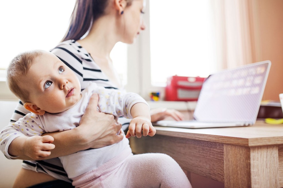Študentke in mamice: Otrok + študijsko  gradivo? (foto: shutterstock)