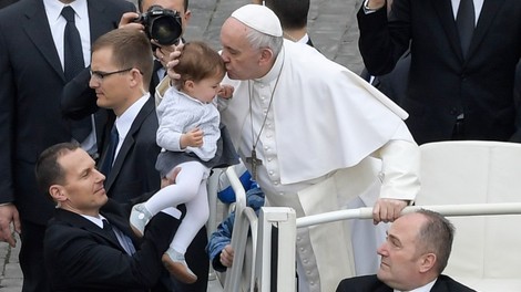 Kako je deklica papežu med poljubom "ukradla" pokrivalo