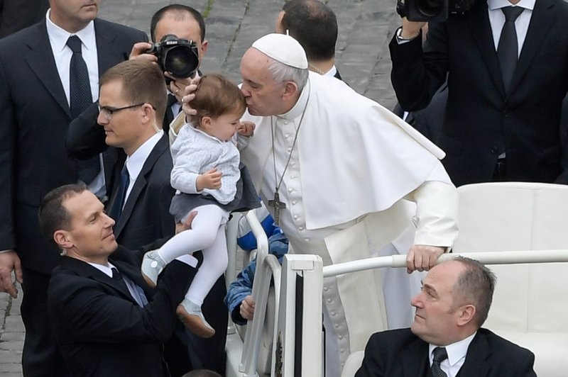 Kako je deklica papežu med poljubom "ukradla" pokrivalo (foto: profimedia)