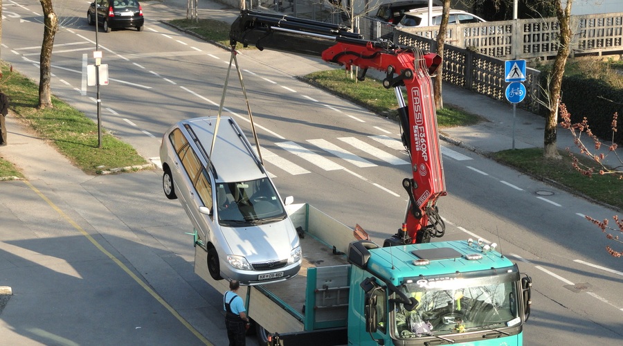 Toyoto privezal kar skozi okna in okoli strehe? Tole se je zgodilo za Bežigradom! (foto: Jaša Saražin)