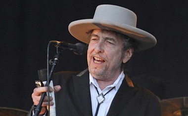 Bob Dylan v Stockholmu končno prevzel Nobelovo nagrado
