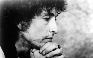 Bob Dylan v Stockholmu končno prevzel Nobelovo nagrado