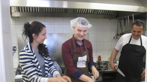 Takole pa je Damjan Murko zavihal rokave v ljudski kuhinji Pod strehco!