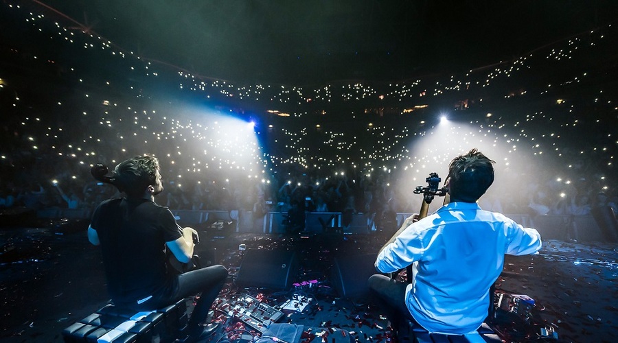 2Cellos v Stožicah s potezo loka vzdignila na noge 10.000 ljudi (foto: 2Cellos Press)