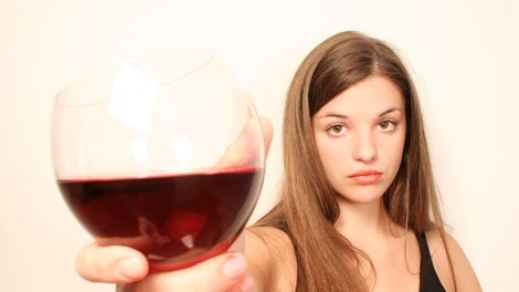 Sledi alkohola v krvi je zaznati še 12 ur po zaužitju, konoplje pa tudi do 2 tedna!