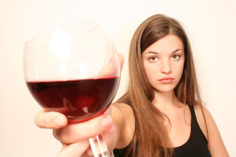 Sledi alkohola v krvi je zaznati še 12 ur po zaužitju, konoplje pa tudi do 2 tedna! (foto: Profimedia)
