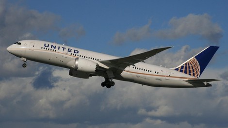 Grozljiva izkušnja potnika United Airlines, ki so ga varnostniki nasilno odvlekli s prenatrpanega letala!