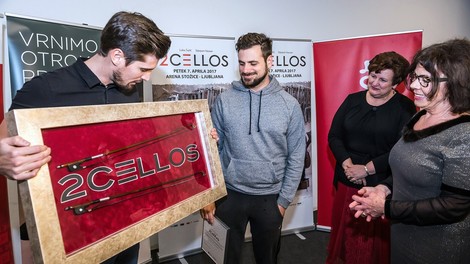 Na dobrodelni dražbi so iztržili kar 12.000 evrov za loka 2Cellos