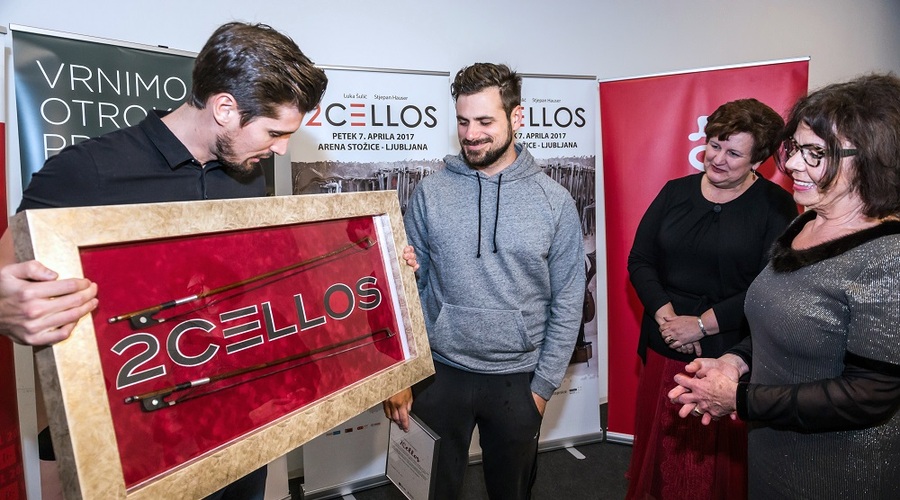 Na dobrodelni dražbi so iztržili kar 12.000 evrov za loka 2Cellos (foto: SimoneDiLuca)