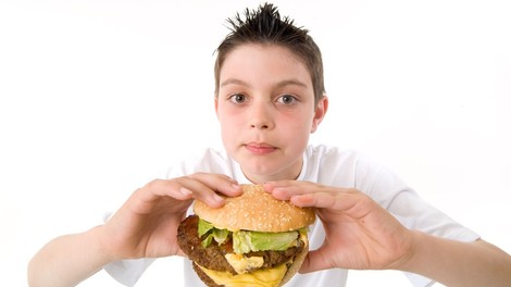 Osemletnik z očetovim vozilom v McDonald's na sirov burger
