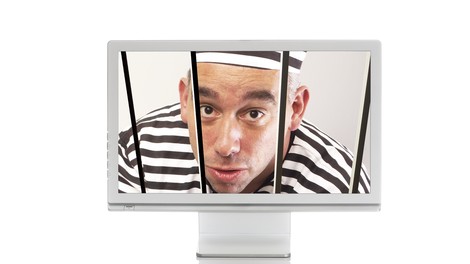 Zapornika sestavila računalnik in vdrla v sistem zapora