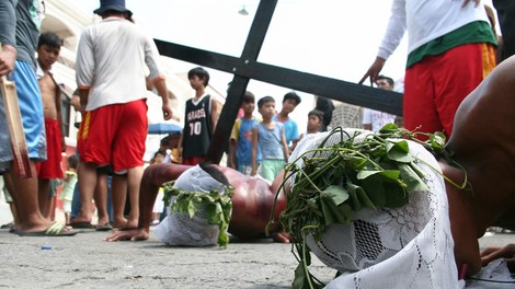 Na veliki petek so v filipinskih vaseh križali ducat spokornikov