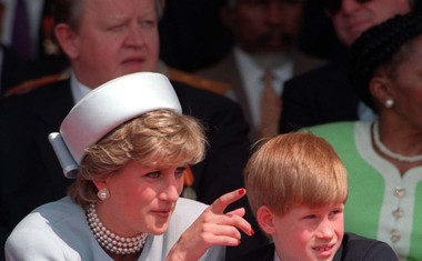 Princ Harry se skoraj 20 let ni mogel soočiti z materino smrtjo