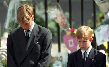 Princ Harry se skoraj 20 let ni mogel soočiti z materino smrtjo