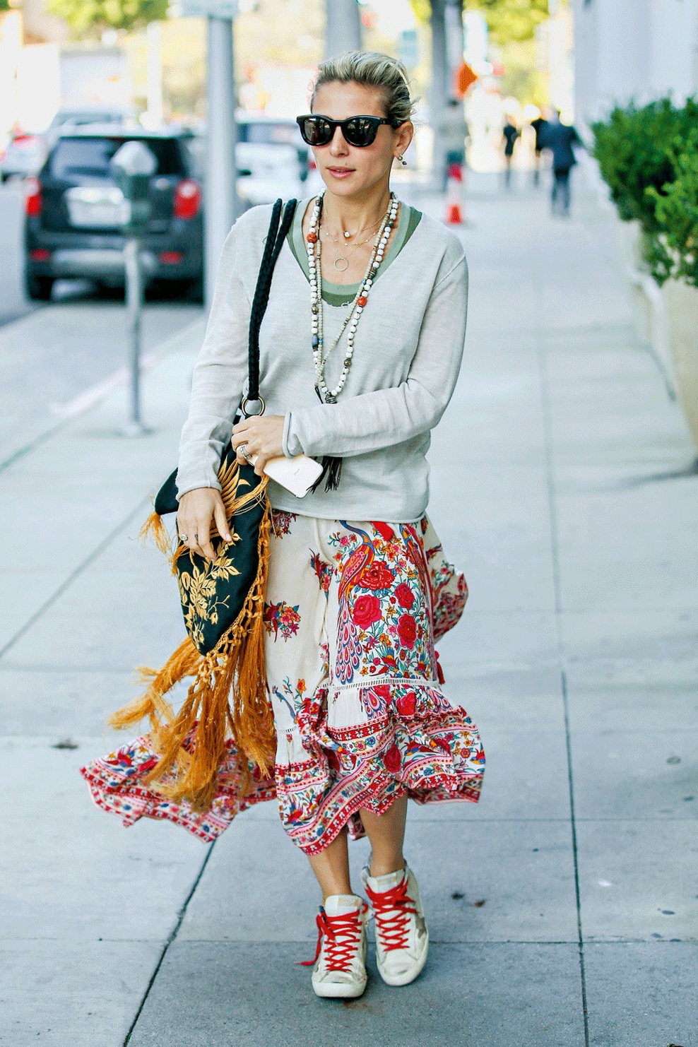 Igralka in model Elsa Pataky nima nič proti petam, a v prostem času se jim raje odpove. Za tremi otroki namreč najlažje teka bosa ali v supergah, ki jih obuje tudi, ko mora po opravkih. Malce bo le še morala povaditi kombiniranje superg z drugimi oblačili, saj je z izbrano kombinacijo malce udarila mimo.