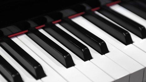 V Veliki Britaniji v pianinu odkrili več sto novcev iz viktorijanske dobe