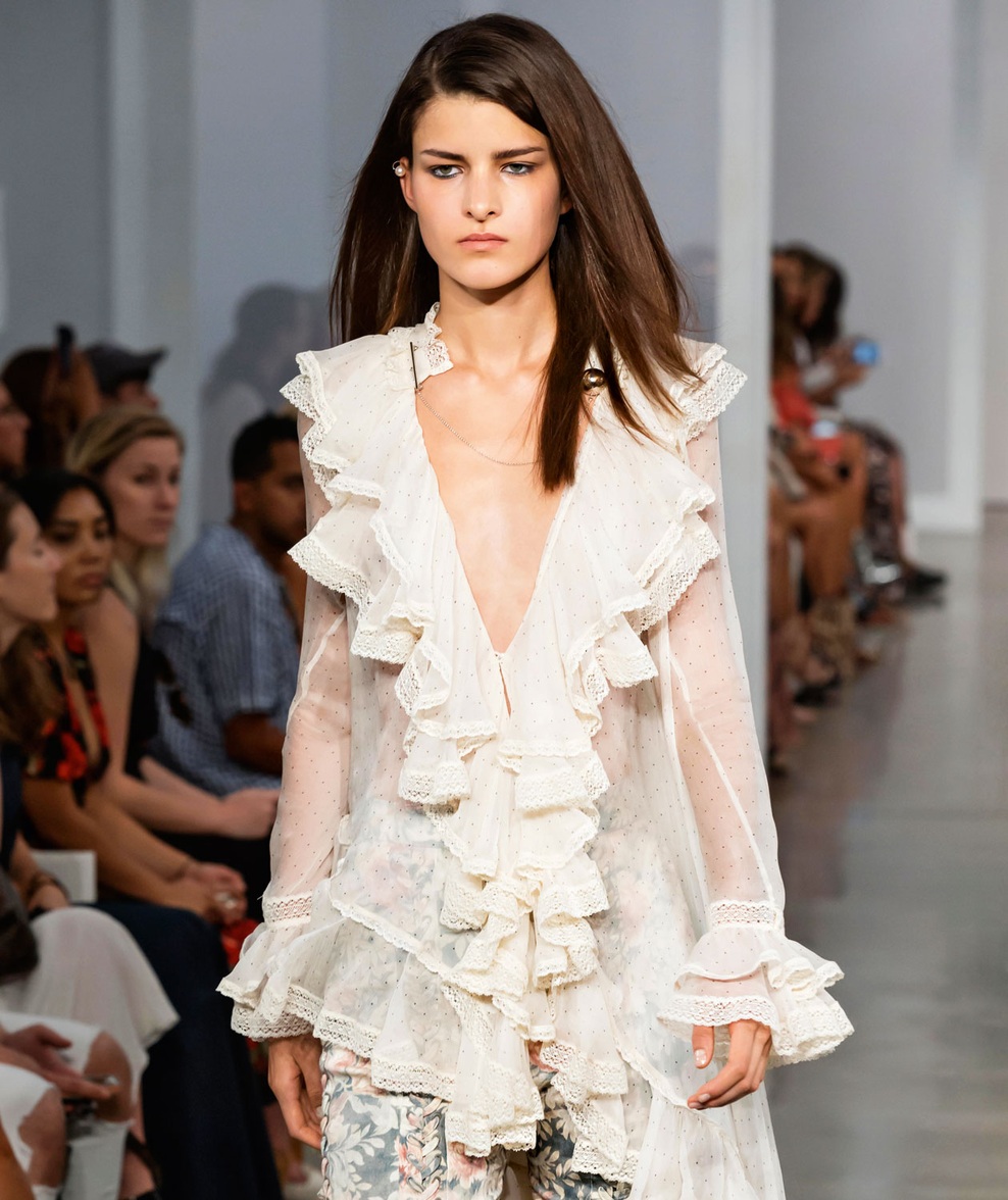 Volani in čipke na vsakem koraku