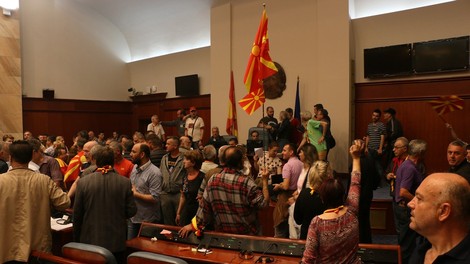 V četrtkovih protestih v Makedoniji poškodovani vsaj 102 osebi