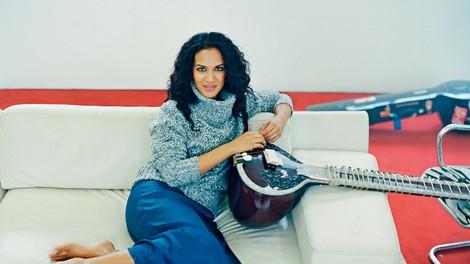 Anoushka Shankar bo s sitarjem popeljala v zlato deželo