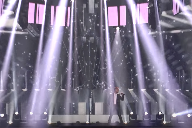 Omar bo na oder stopil v bleščečem kostumu (foto: Printscreen Youtube Eurovision Channel)