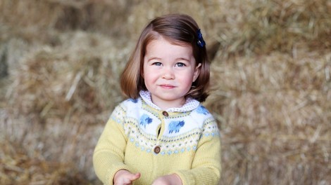 Britanska princesa Charlotte za drugi rojstni dan očarala s podobnostjo kraljici
