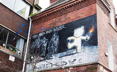 Banksy je ustvaril mural z načeto evropsko zastavo