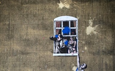 Banksy je ustvaril mural z načeto evropsko zastavo