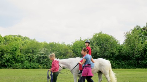 Počitniški programi Zveze Sonček: Terapija s konji je v razmahu