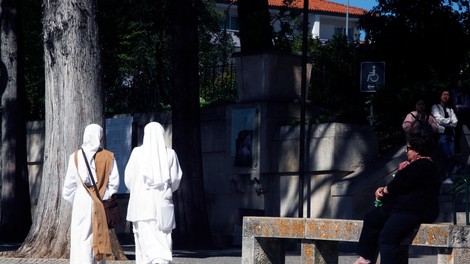 V portugalskem romarskem središču Fatima nočitev v spalni vreči skoraj 1000 evrov!