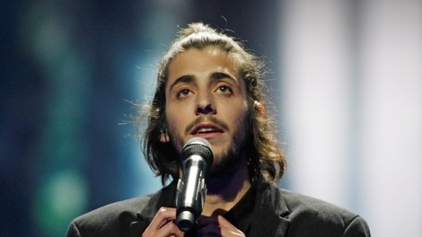 Portugalec Salvador Sobral slavil na 62. Evroviziji s čustveno skladbo Amar Pelos Dois!