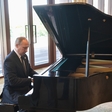Putin je med čakanjem na kitajskega predsednika igral klavir