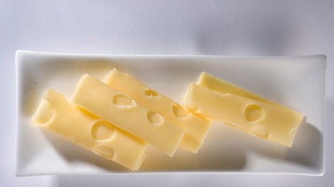 Navdušenje nad novico, da je sir bolj zdrav, kot smo mislili, je preuranjeno!