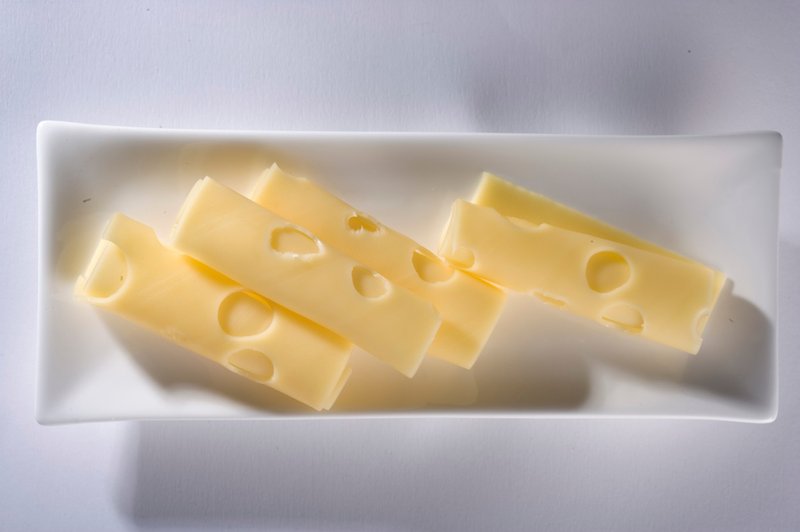 Navdušenje nad novico, da je sir bolj zdrav, kot smo mislili, je preuranjeno! (foto: Profimedia)