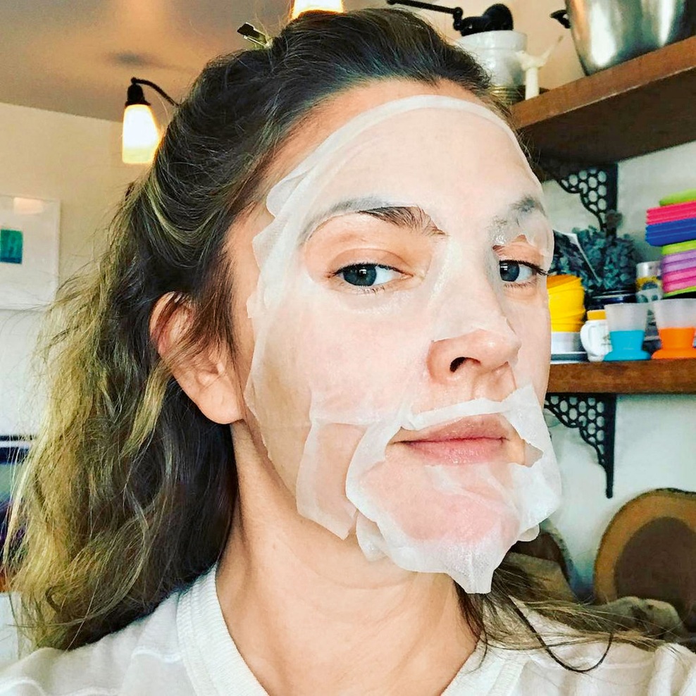 Nič čudnega, da na obrazu modela in manekenke Cindy Crawford tudi pri 50 letih ni skorajda nobene gubice. Lepotica namreč kožo na obrazu pridno neguje s pomočjo kozmetičnih izdelkov iz lastne kozmetične linije Meaningful Beauty, v kateri je najti tudi masko za obraz, ki koži povrne lep videz.