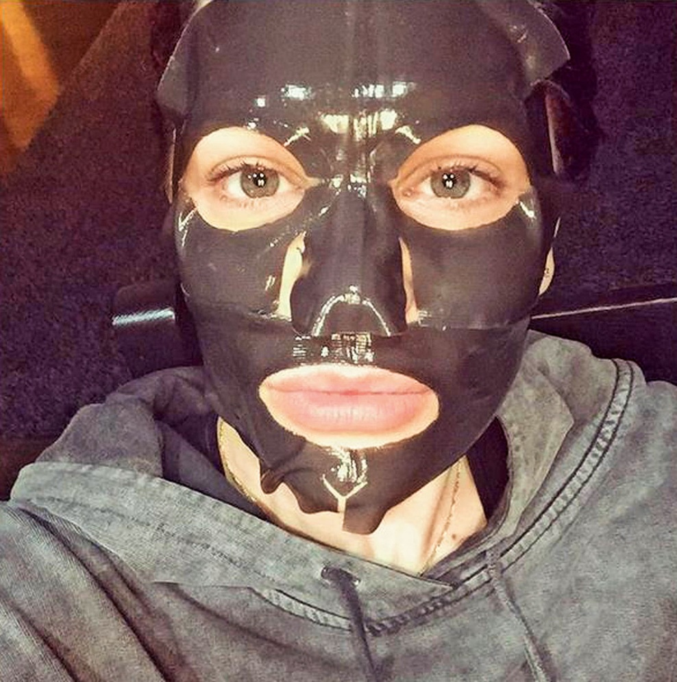 Nič čudnega, da na obrazu modela in manekenke Cindy Crawford tudi pri 50 letih ni skorajda nobene gubice. Lepotica namreč kožo na obrazu pridno neguje s pomočjo kozmetičnih izdelkov iz lastne kozmetične linije Meaningful Beauty, v kateri je najti tudi masko za obraz, ki koži povrne lep videz.