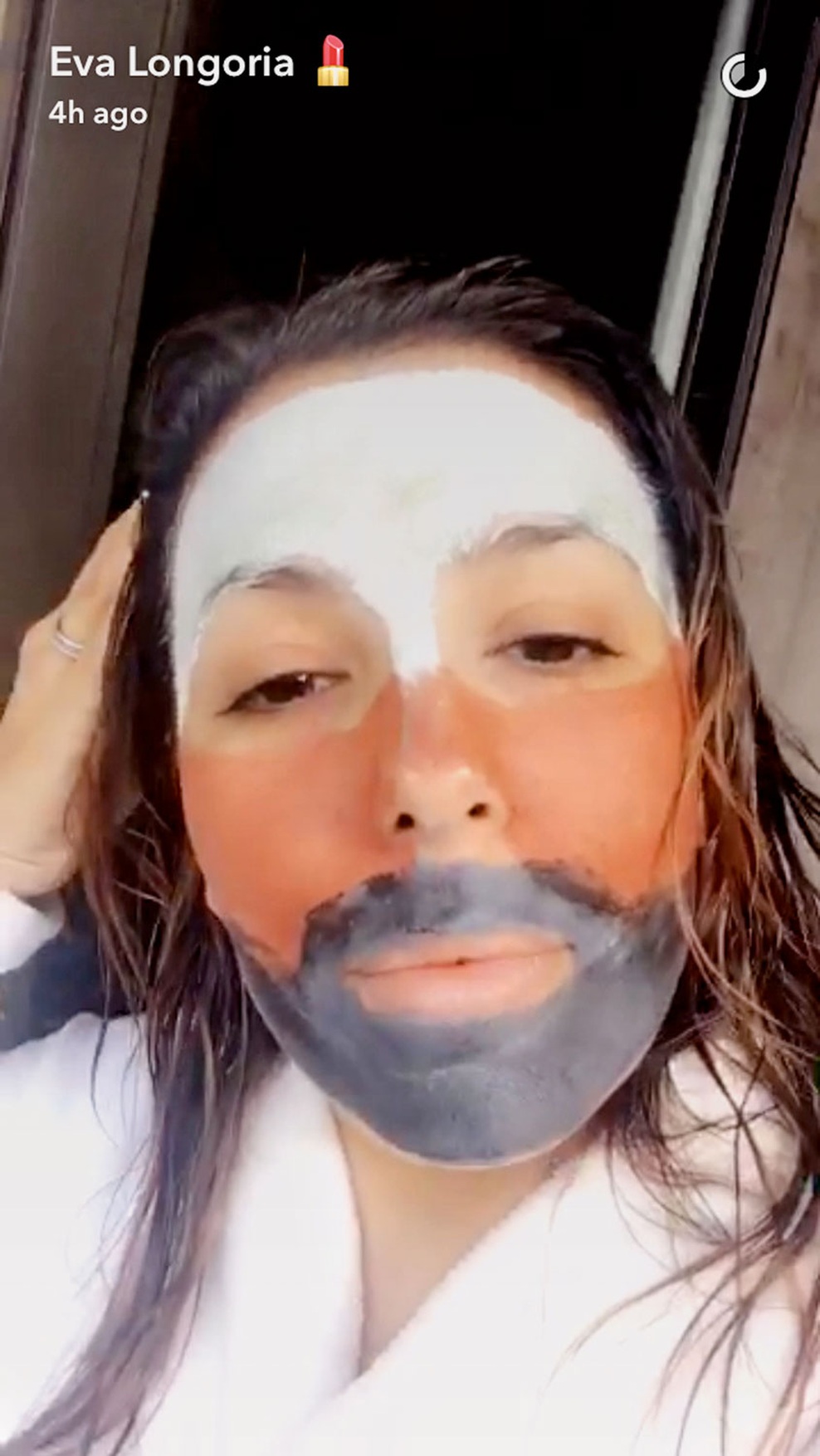 Nič čudnega, da na obrazu modela in manekenke Cindy Crawford tudi pri 50 letih ni skorajda nobene gubice. Lepotica namreč kožo na obrazu pridno neguje s pomočjo kozmetičnih izdelkov iz lastne kozmetične linije Meaningful Beauty, v kateri je najti tudi masko za obraz, ki koži povrne lep videz.