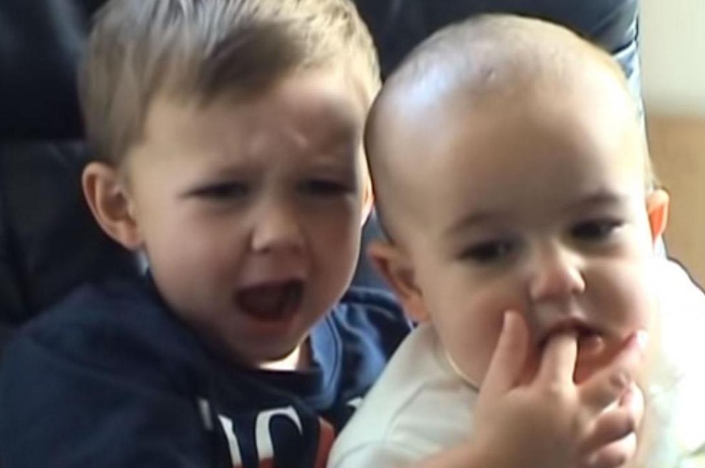 Se še spomnite Charlieja, ki je ugriznil bratca? Takole sta fanta videti danes! (foto: youtube)