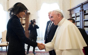 Papež vpraša Melanio: "Kaj mu dajete za jesti?", ta pa naj bi mu odgovorila, da potico! Ali pa je rekla: pico!?