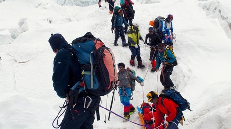 Na Everestu našli še štiri mrtve alpiniste