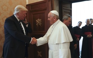 Papež Frančišek v Vatikanu sprejel Trumpa, ki sta ga spremljali Melania in Ivanka - obe v črnem!
