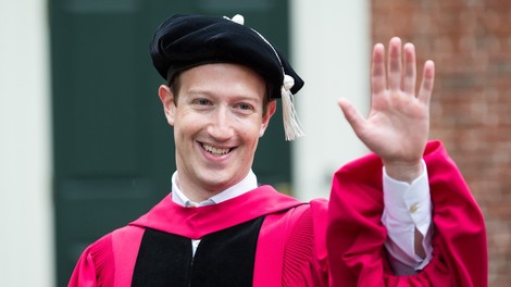 Mark Zuckerberg je harvardskim diplomantom govoril o smislu in univerzalnem temeljnem dohodku!