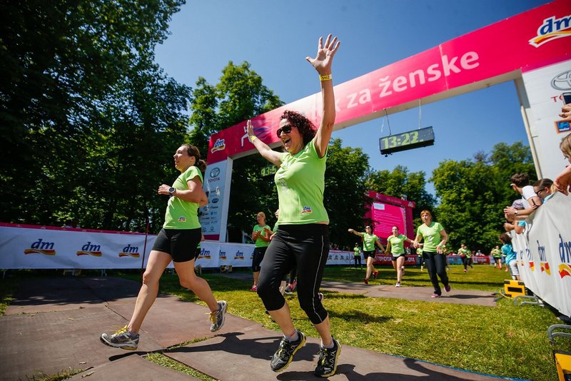 12. dm tek za ženske: zelena moč več kot 7.500 tekačic zavzela Ljubljano (foto: dm tek press)