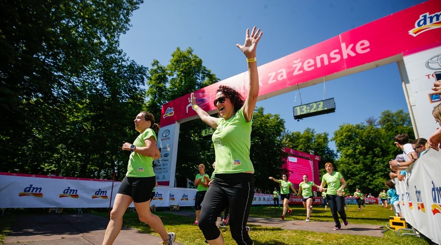 12. dm tek za ženske: zelena moč več kot 7.500 tekačic zavzela Ljubljano (foto: dm tek press)